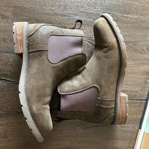 Ariat Men's Chukka Boots in Brown and Tan